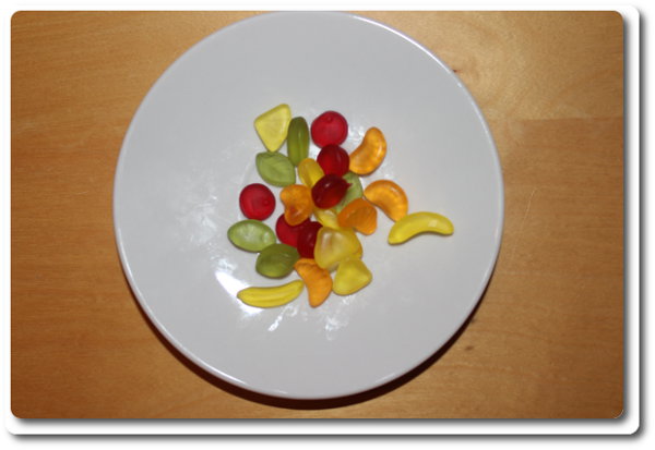 Ein Teller mit Fruchtgummi Ein Teller mit Fruchtgummi