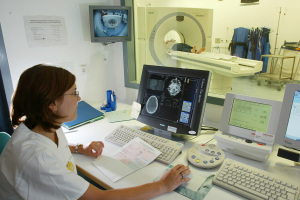 Dank Cloud sollen Patientendaten, beispielsweise von Computertomographien, anonymisiert und datenschutzgerecht für Forschungszwecke aufbereitet werden können. (Bild: Erich Malter/FAU)